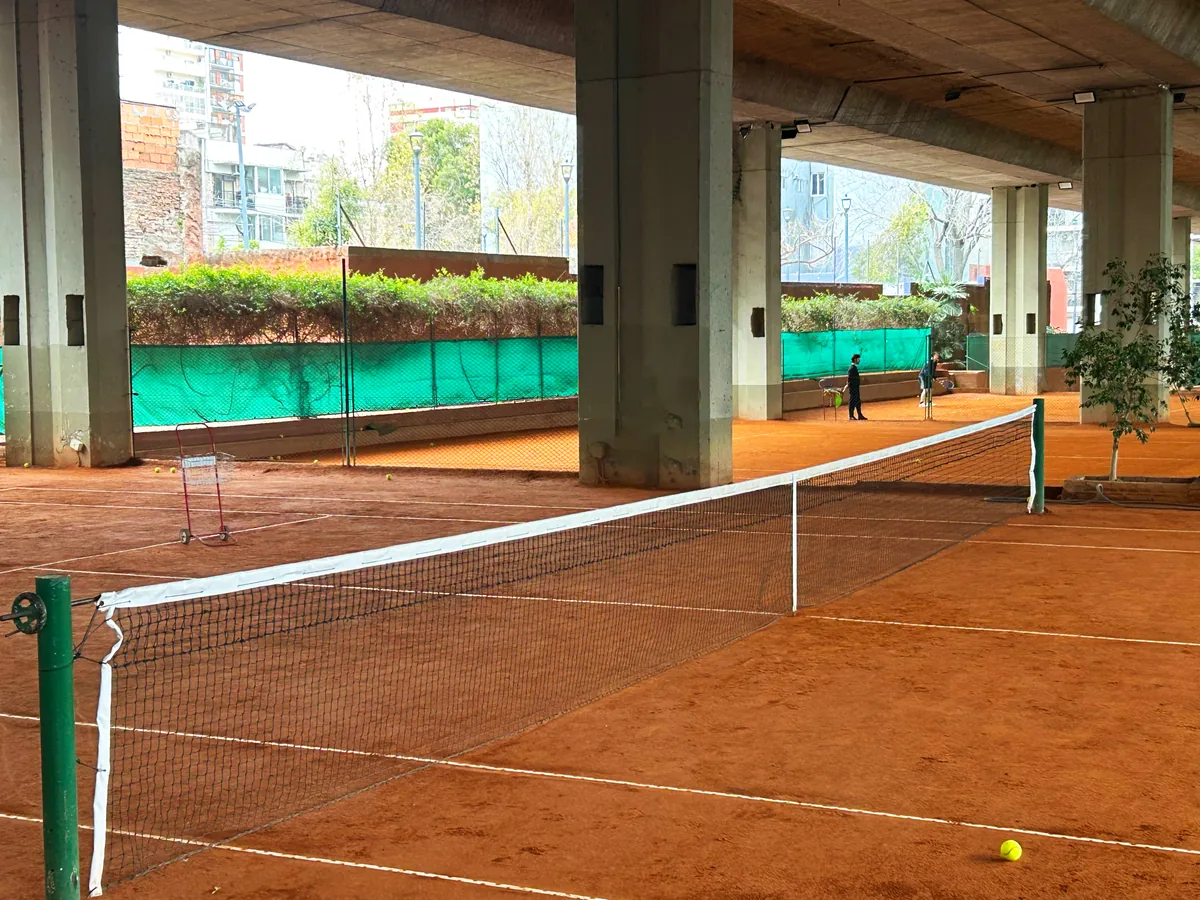 Cancha de tenis en Caballito bajo estructura elevada
